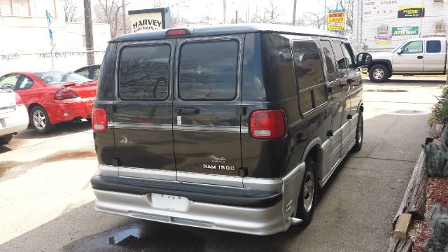 Dodge Ram Van 2001 photo 2