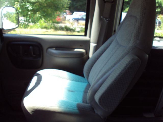 Dodge Ram Van 2001 photo 4