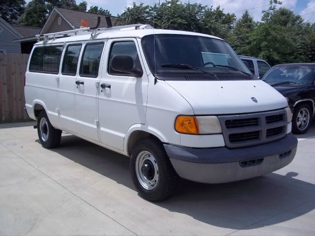 Dodge Ram Van 2001 photo 2