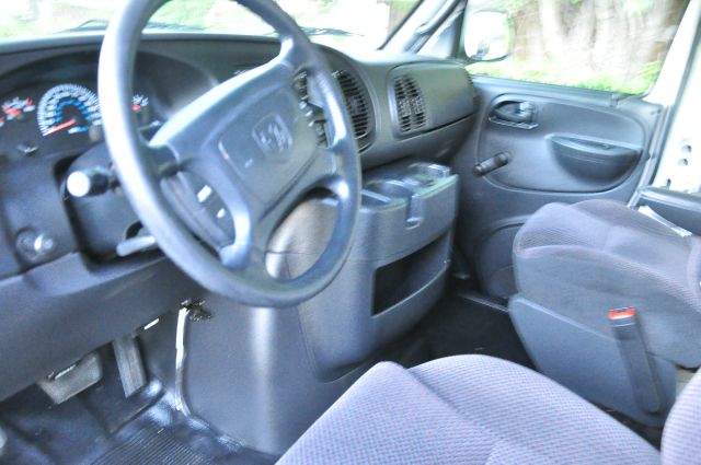 Dodge Ram Van 2002 photo 3