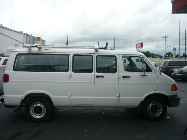 Dodge Ram Van 2002 photo 2