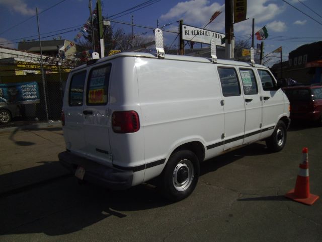 Dodge Ram Van 2002 photo 2