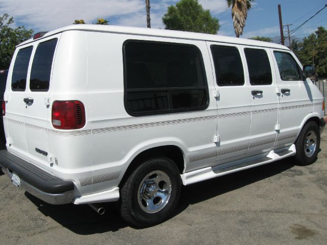 Dodge Ram Van 2003 photo 2