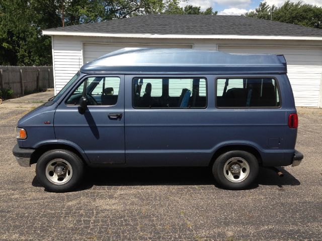 Dodge Ram Wagon 1995 photo 1