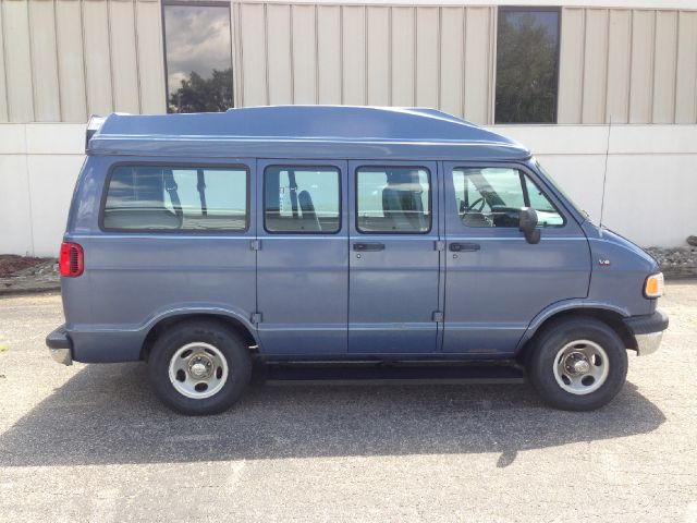 Dodge Ram Wagon 1995 photo 2