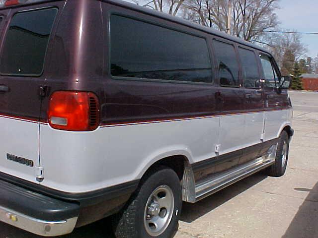 Dodge Ram Wagon 1997 photo 1