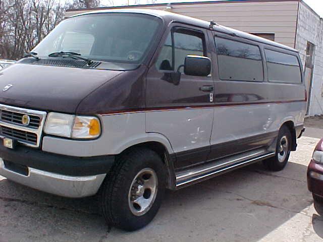 Dodge Ram Wagon 1997 photo 2