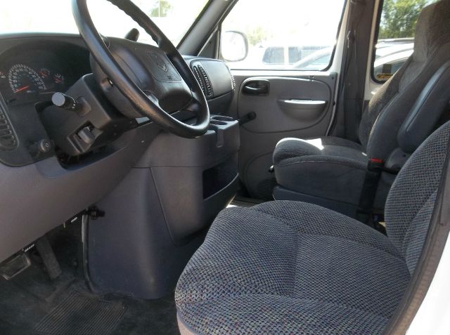 Dodge Ram Wagon 2000 photo 2