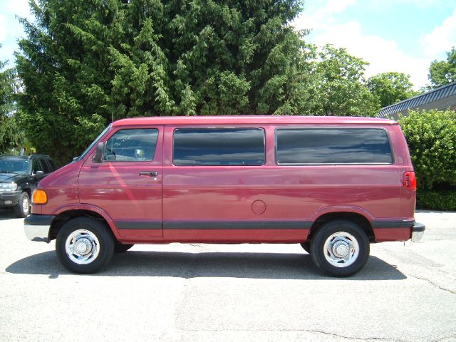 Dodge Ram Wagon 2002 photo 1