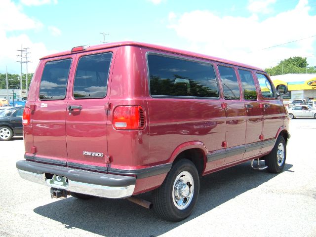 Dodge Ram Wagon 2002 photo 3