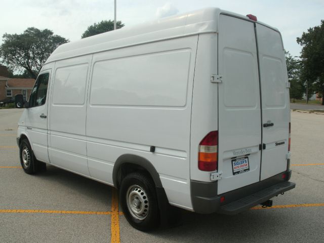 Dodge Sprinter 2500 2004 photo 2