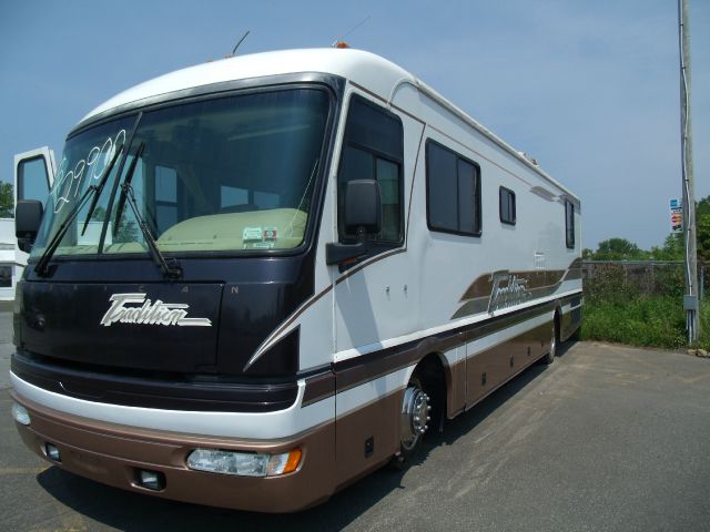 Fleetwood AMERICAN TRADITION 4WD Z71 CREW CAB RV - Camper