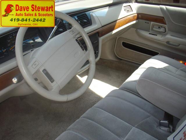 Ford Crown Victoria 1992 photo 3