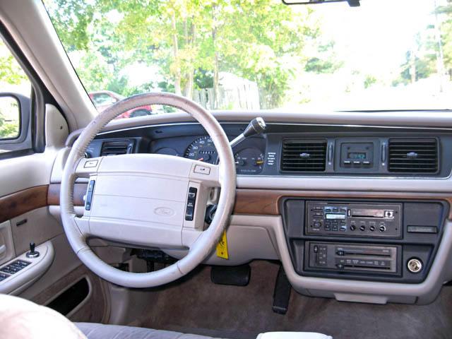 Ford Crown Victoria 1992 photo 1