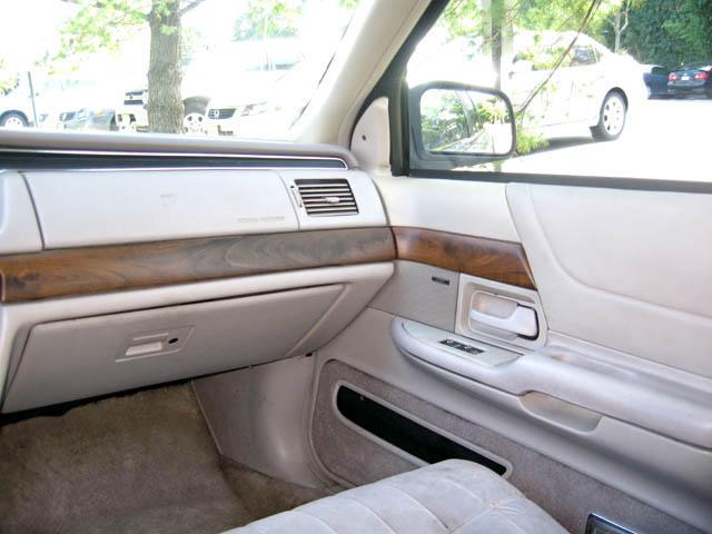 Ford Crown Victoria 1992 photo 2