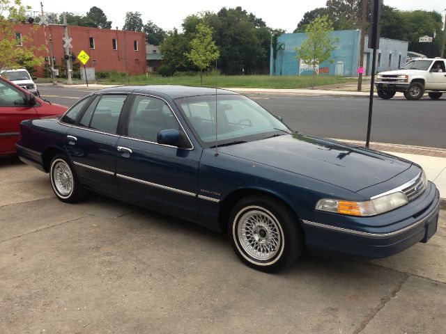 Ford Crown Victoria 1993 photo 2