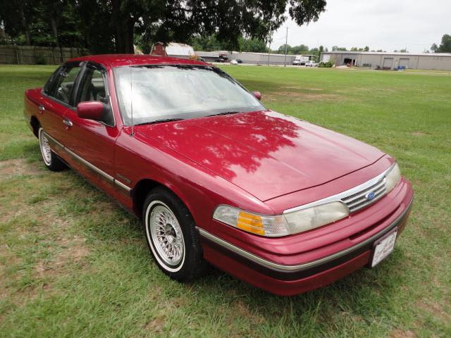 Ford Crown Victoria 1994 photo 14