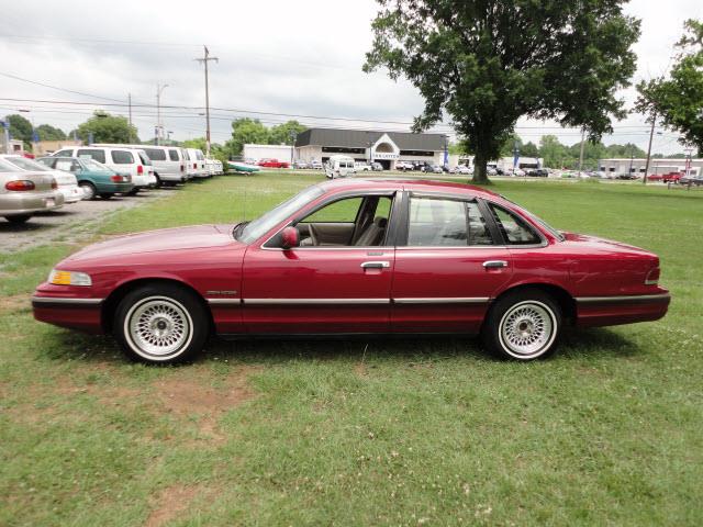 Ford Crown Victoria 1994 photo 3