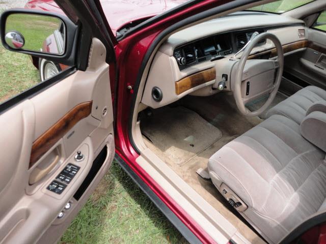 Ford Crown Victoria 1994 photo 9