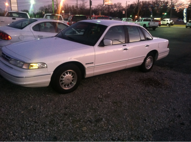 Ford Crown Victoria 1995 photo 4