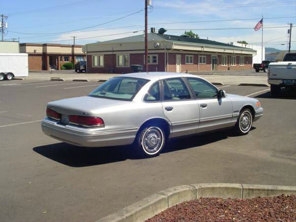 Ford Crown Victoria 1995 photo 2