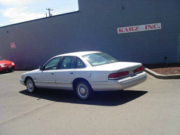 Ford Crown Victoria 1995 photo 3