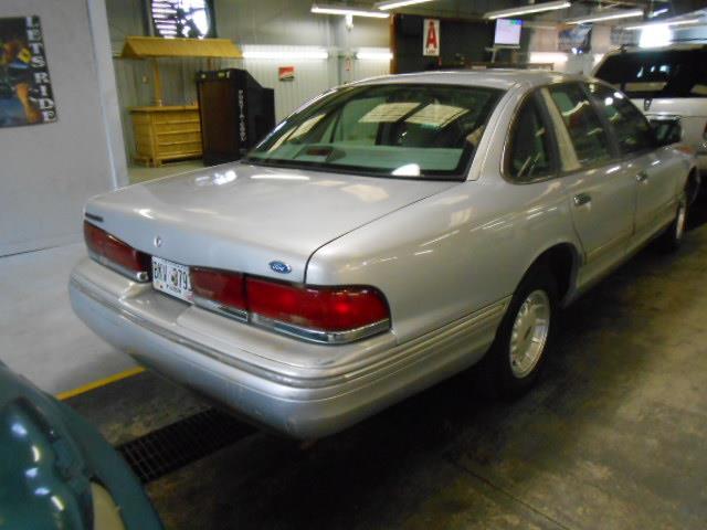 Ford Crown Victoria 1996 photo 2