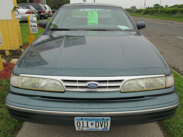 Ford Crown Victoria 1996 photo 2