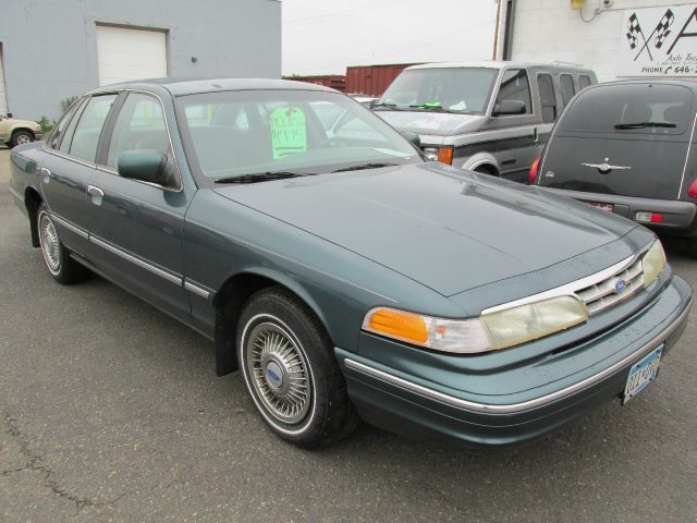 Ford Crown Victoria 1996 photo 3