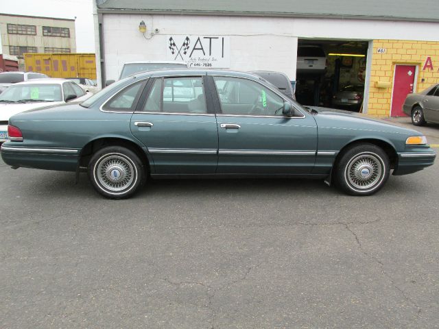 Ford Crown Victoria 1996 photo 4