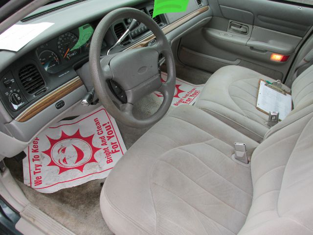 Ford Crown Victoria 1996 photo 5