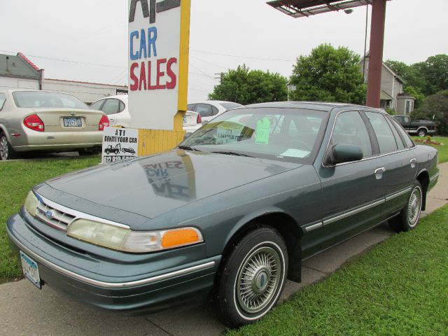Ford Crown Victoria 1996 photo 8