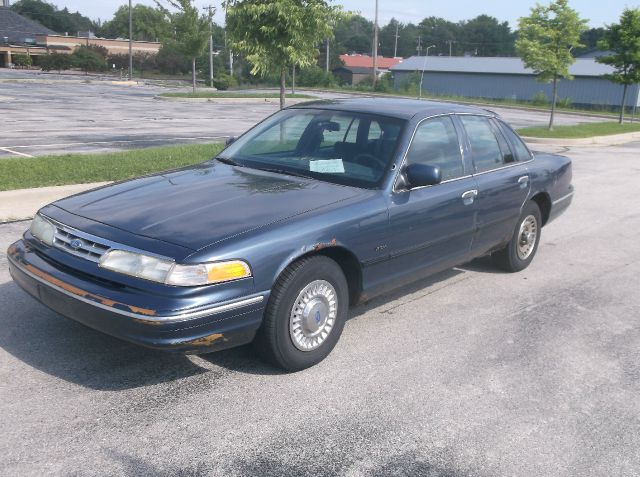 Ford Crown Victoria 1997 photo 4