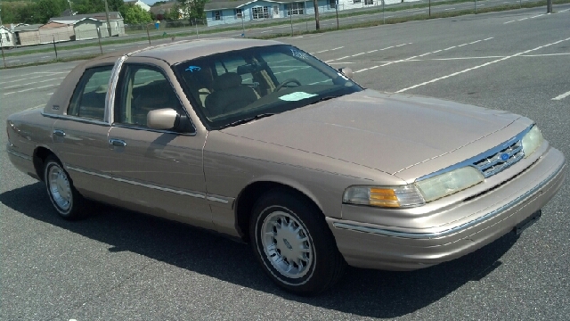 Ford Crown Victoria 1997 photo 3