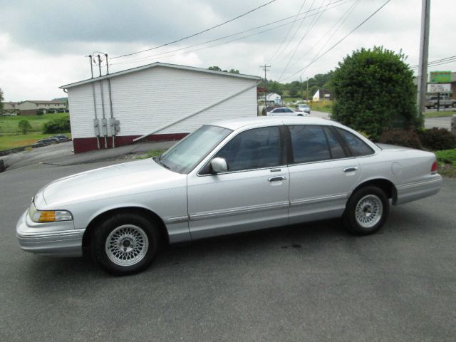 Ford Crown Victoria 1997 photo 2