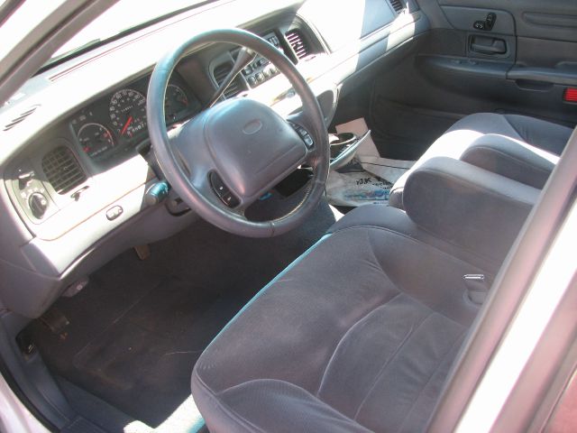 Ford Crown Victoria 1998 photo 2