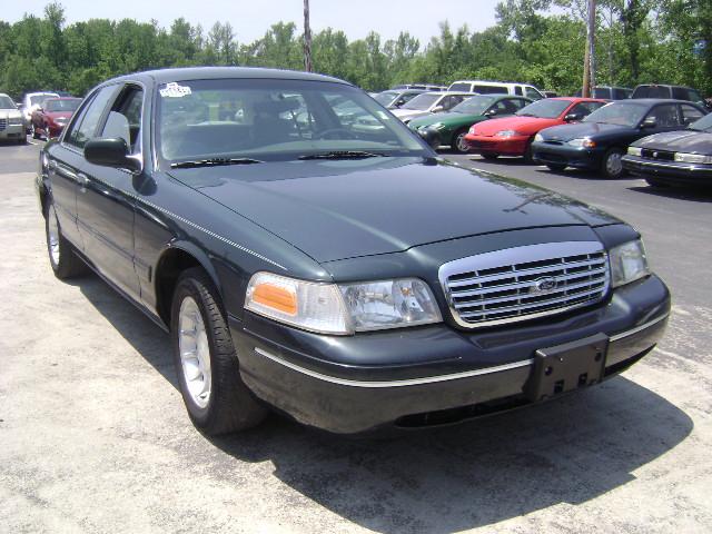 Ford Crown Victoria 1998 photo 3