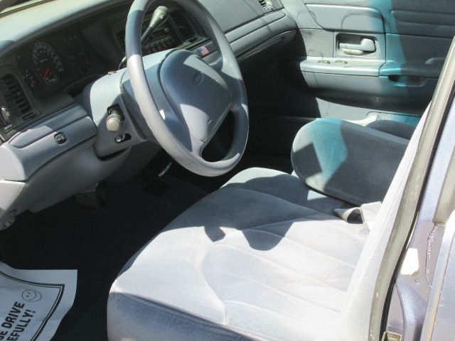 Ford Crown Victoria LX W/abs Sedan