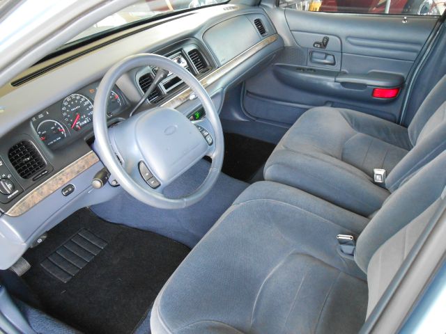 Ford Crown Victoria 1999 photo 4