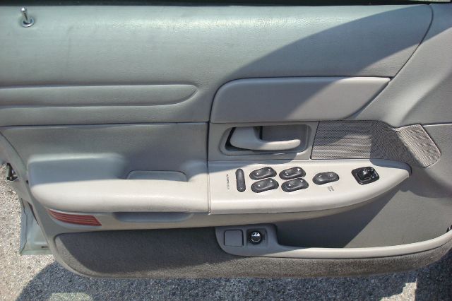 Ford Crown Victoria 1999 photo 2
