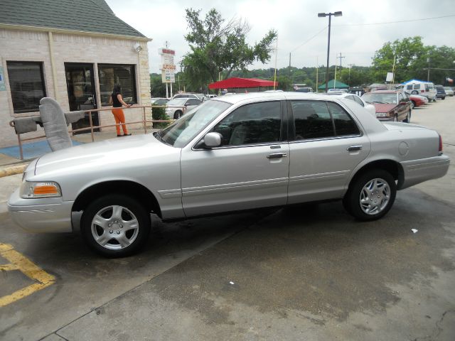 Ford Crown Victoria 2000 photo 2