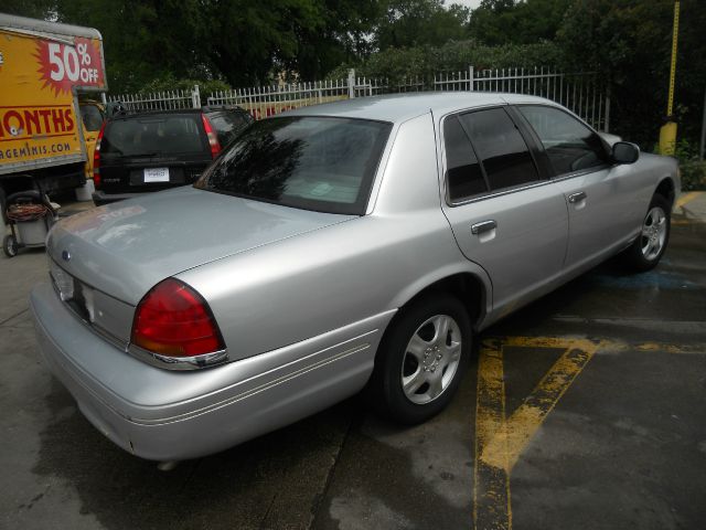 Ford Crown Victoria 2000 photo 4