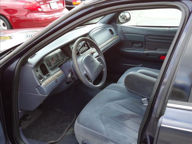 Ford Crown Victoria 2000 photo 2
