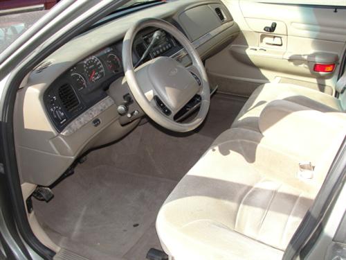 Ford Crown Victoria 2000 photo 2