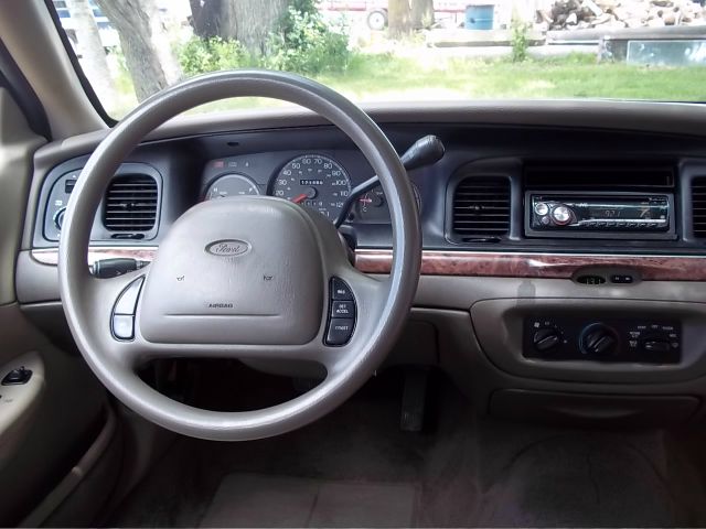 Ford Crown Victoria 2000 photo 17