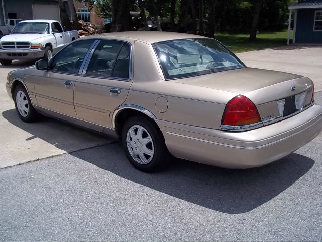 Ford Crown Victoria 2000 photo 2