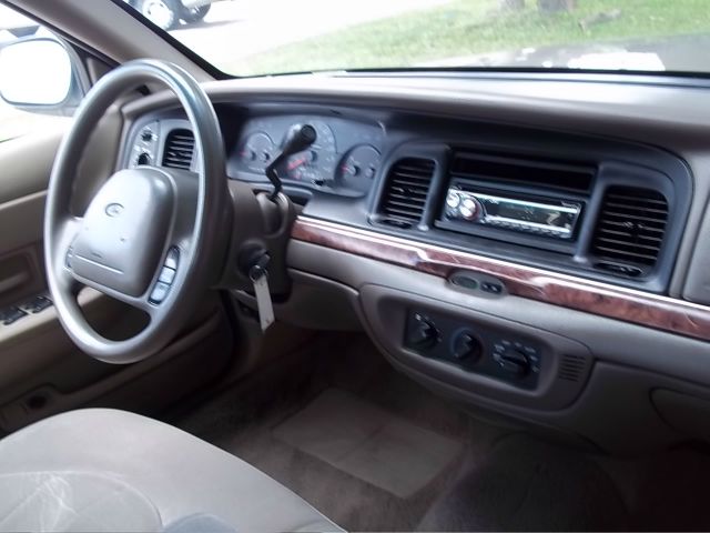 Ford Crown Victoria 2000 photo 4