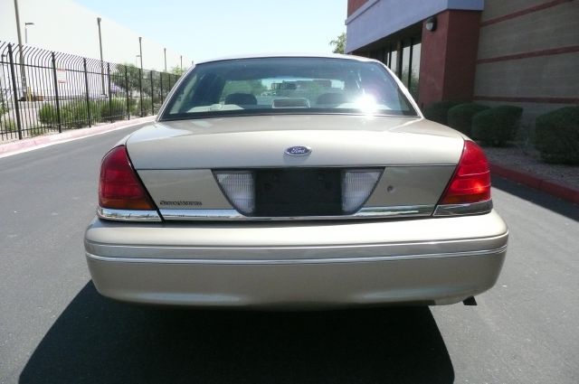 Ford Crown Victoria 2000 photo 4
