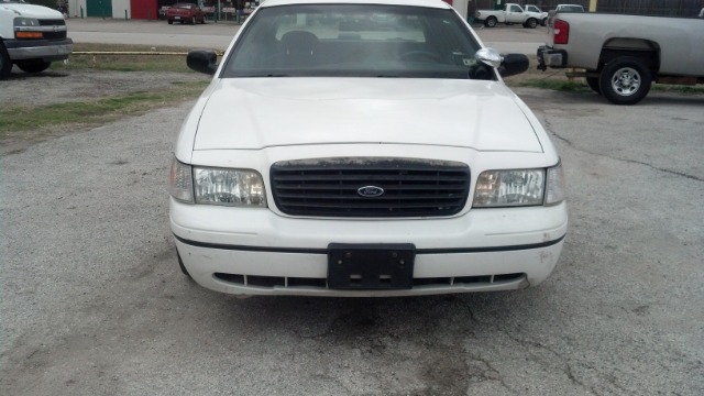 Ford Crown Victoria 2000 photo 2