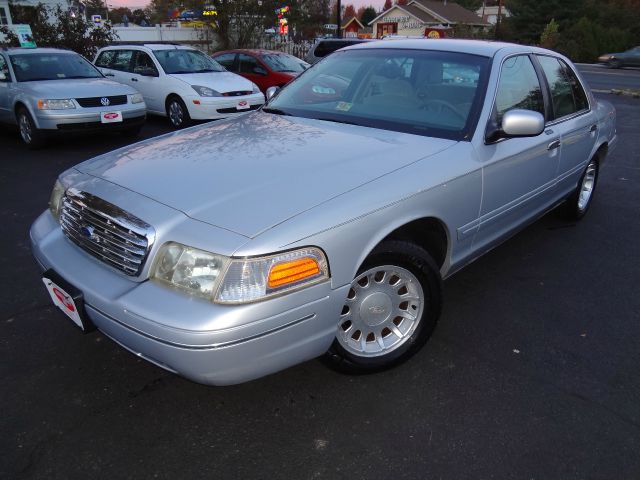 Ford Crown Victoria 2000 photo 2